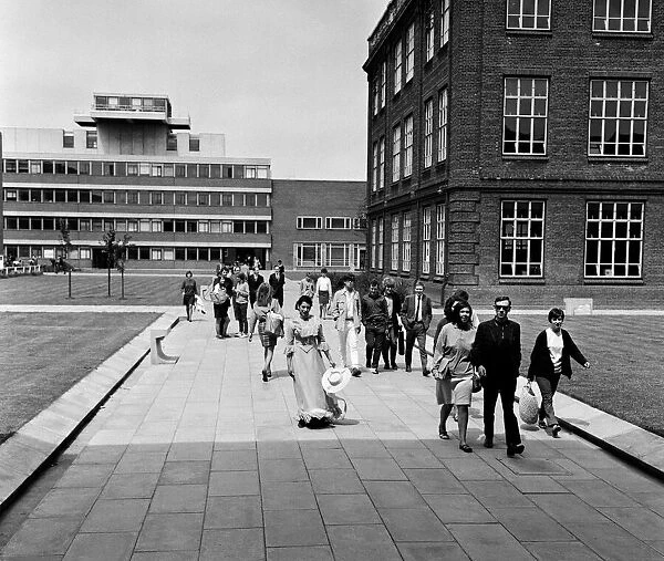 Hull street scene. 15th June 1967