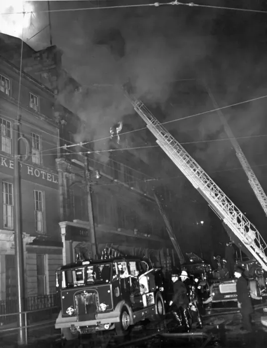 Framed Print : Hundreds of firefighters wer call to to tackle the fire at the four-storey Howards Framed Print : Hundreds of firefighters wer call to to tackle the fire at the four-storey Howards