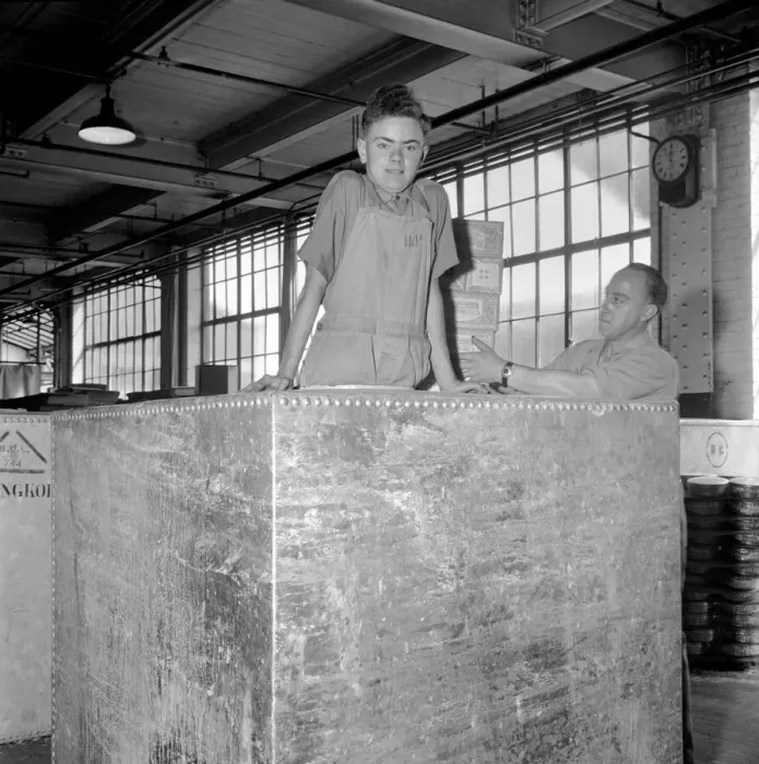 Framed Print : Huntley and Palmer Biscuits: Boys in biscuit factory seen here loading crate for export