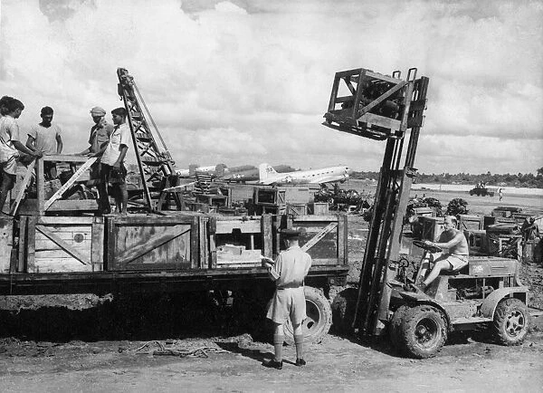 A hydraulic lifter unloads heavy mechnaical parts such as aircraft engines from