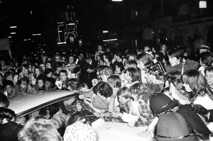 Framed Print : Hysterical fans attend a Bay City Rollers concert in Victoria, London Framed Print : Hysterical fans attend a Bay City Rollers concert in Victoria, London