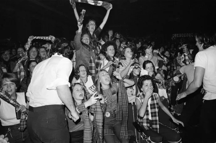 Framed Print : Hysterical fans attend a Bay City Rollers concert in Victoria, London Framed Print : Hysterical fans attend a Bay City Rollers concert in Victoria, London