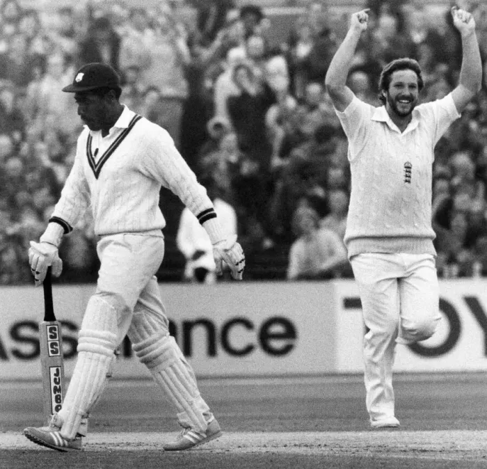 Framed Print : Ian Botham celebrates getting Viv Richards out during the England v West Indies third