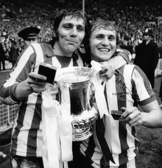 Framed Print : Ian Porterfield (left) and Dennis Tueart of Sunderland celebrate after winning FA Cup Framed Print : Ian Porterfield (left) and Dennis Tueart of Sunderland celebrate after winning FA Cup