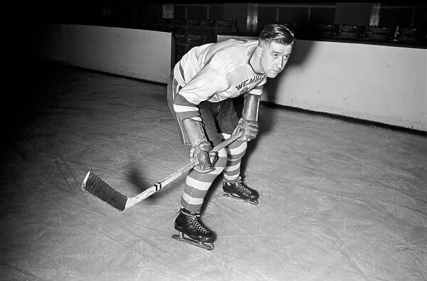 Ice Hockey at Earls Court Fred Derny. September 1952 C4789-001
