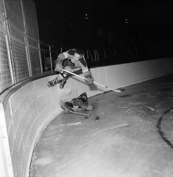 Ice Hockey - Earls Court Rangers. Les Anning and Ken Both. October 1952 C5050