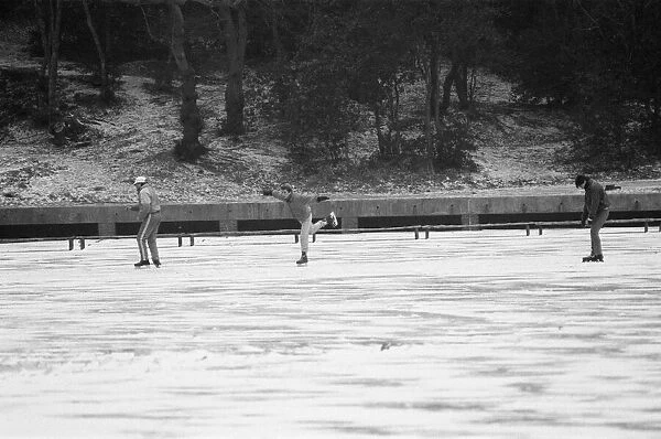 ice-skating-frozen-lake-sutton-park-birmingham-21719014.jpg.webp