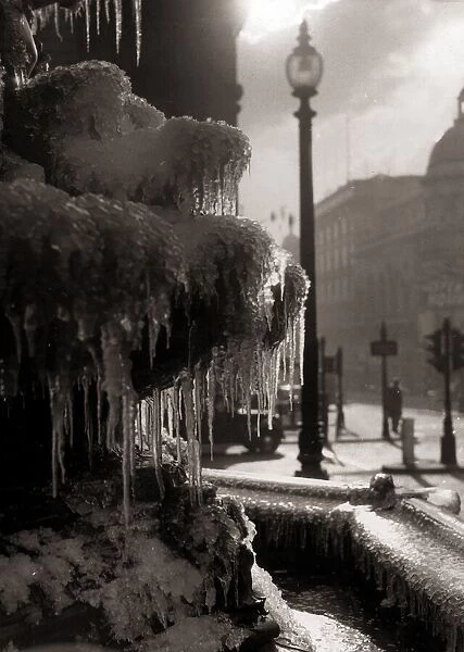 Icicles forms on the fountain - February 1956 Picadilly Circus London