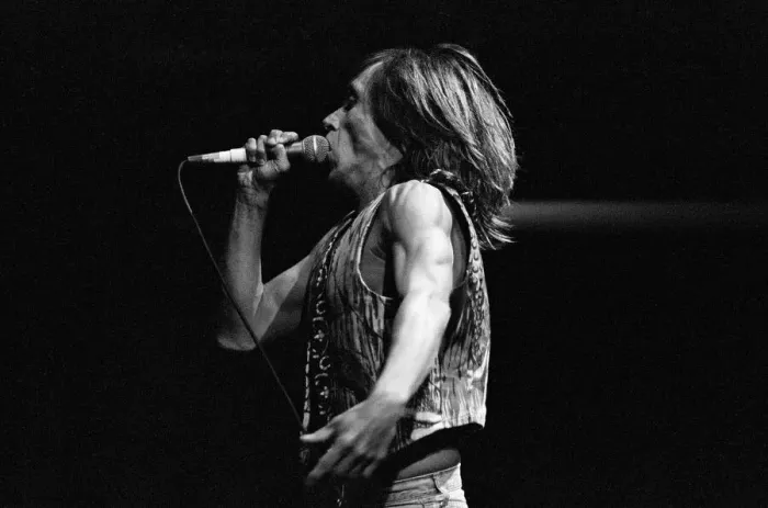 Framed Print : Iggy Pop (USA singer) performing at The Reading Rock Festival, Little Johns Farm Framed Print : Iggy Pop (USA singer) performing at The Reading Rock Festival, Little Johns Farm