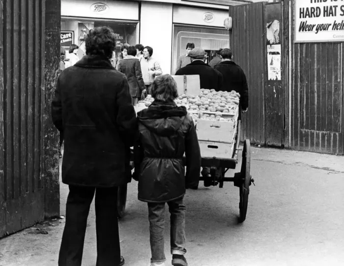 Framed Print : Illegal street trader Kit is on the move to evade police on 31st January 1981 Framed Print : Illegal street trader Kit is on the move to evade police on 31st January 1981