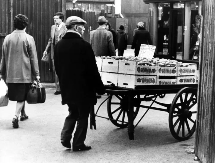 Framed Print : Illegal street trader Kit is on the move to evade police on 31st January 1981 Framed Print : Illegal street trader Kit is on the move to evade police on 31st January 1981