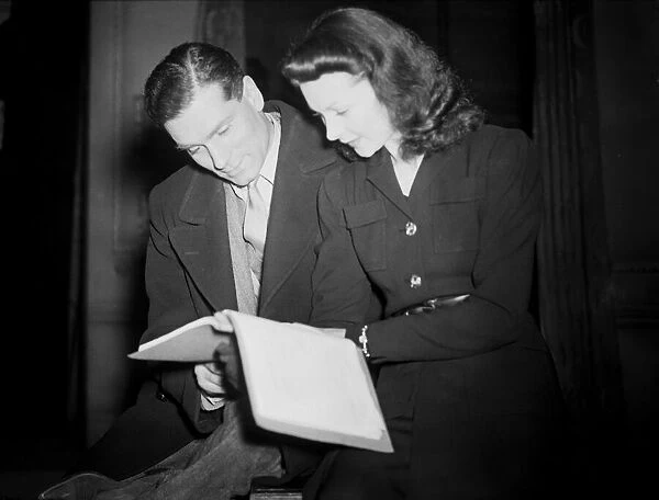 Image shows British actors Sir Laurence Olivier and his wife, Vivien Leigh