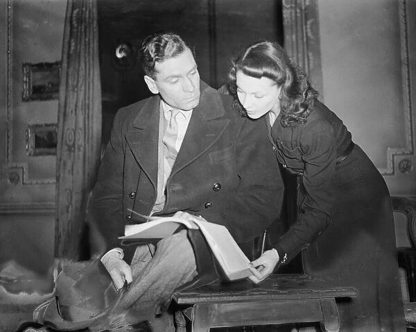 Image shows British actors Sir Laurence Olivier and his wife, Vivien Leigh