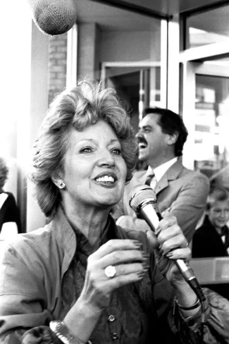 Framed Print : Impressionist Janet Brown was in North Shields on 1st September 1982 opening a brand new
