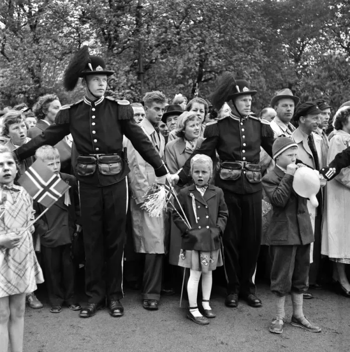 Framed Print : Independence Day Celebrations Norway. Children line the streets of Oslo to watch