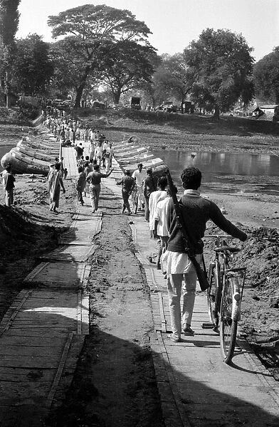 India - War Scenes - 1971 people crossing a river 13  /  06  /  1971 DM71