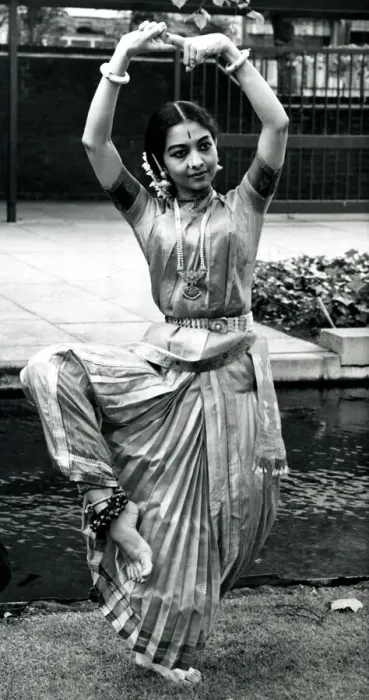 Framed Print : Indian classical dancer Kumari Yamini Krishnamurthi August 1965 Pictured outside Framed Print : Indian classical dancer Kumari Yamini Krishnamurthi August 1965 Pictured outside
