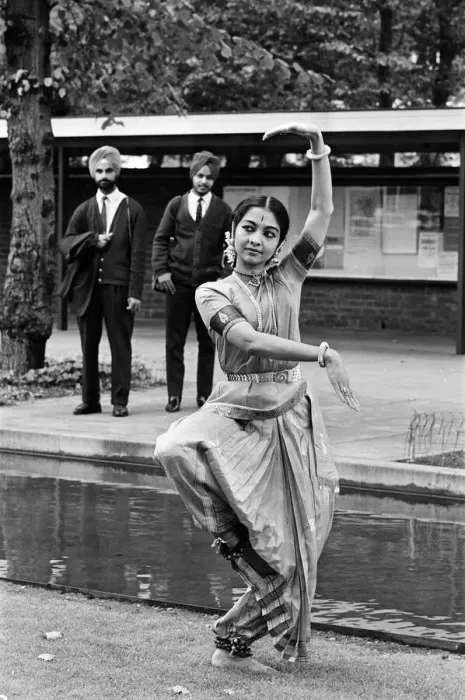 Framed Print : Indian Classical Dancers, London, 28th August 1965. Sikh men in background watch as Framed Print : Indian Classical Dancers, London, 28th August 1965. Sikh men in background watch as