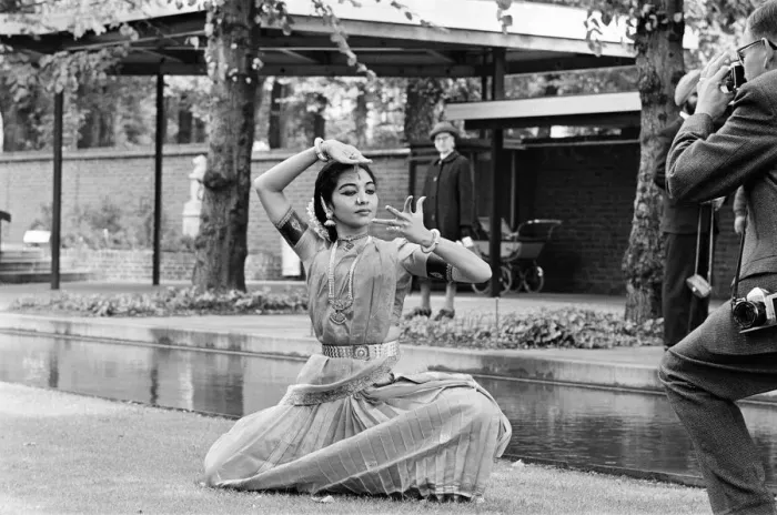 Framed Print : Indian Classical Dancers, London, 28th August 1965. Dancer holds a pose for photographer Framed Print : Indian Classical Dancers, London, 28th August 1965. Dancer holds a pose for photographer