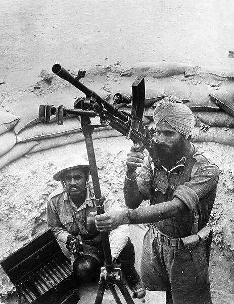 An Indian soldier mans a Bren Gun in the Western Desert. May 1941