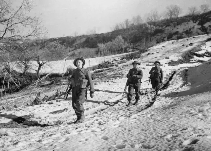 Framed Print : Infantrymen of the 1st Battalion The Green Howards pass a Bofors gun on their way to Framed Print : Infantrymen of the 1st Battalion The Green Howards pass a Bofors gun on their way to