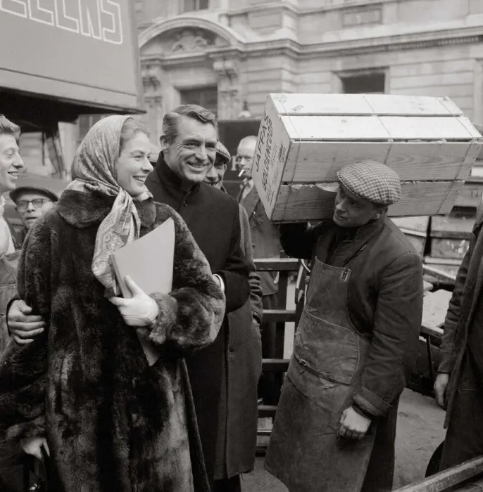 Framed Print : Ingrid Bergman - December 1957 filming in Covent Garden London with Cary