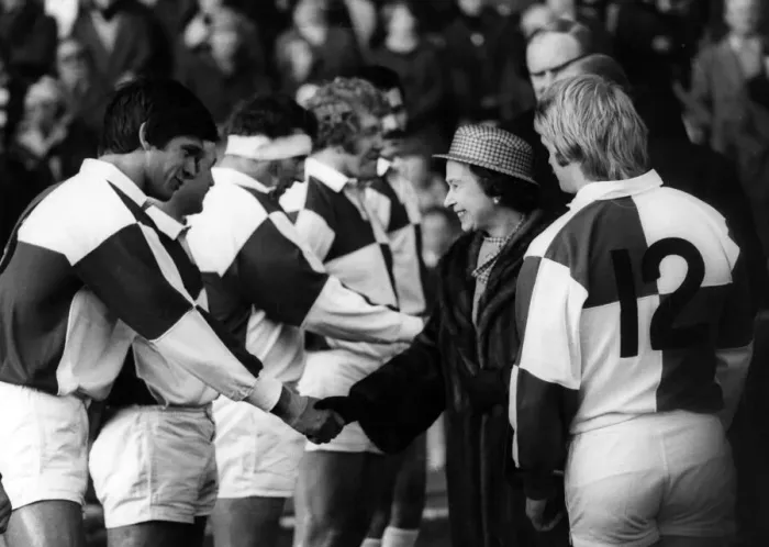 Framed Print : Inspiring moment for Bridgends Gareth Williams as he shakes hands with the Queen