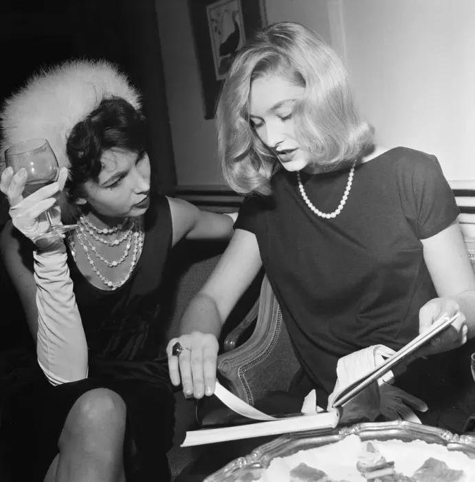 Framed Print : International Models gather at The Savoy Hotel, London, for the launch of the new edition Framed Print : International Models gather at The Savoy Hotel, London, for the launch of the new edition