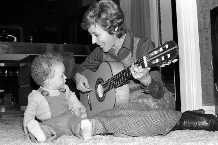 Framed Print : International singer star: Caterina Valente serenades her son. February 1975 75-00827-007 Framed Print : International singer star: Caterina Valente serenades her son. February 1975 75-00827-007