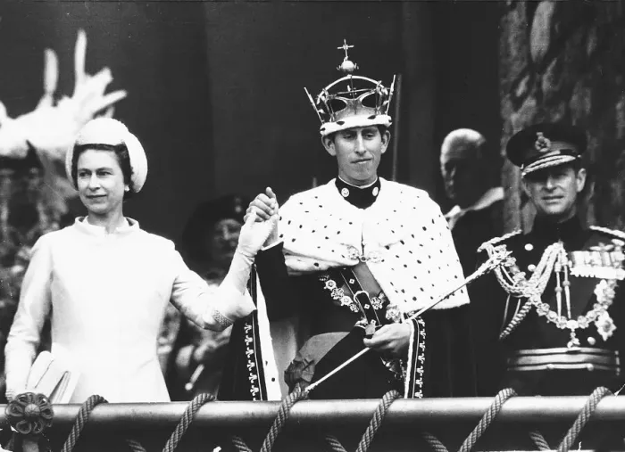 Framed Print : Investiture of Prince Charles at Caernarfon Castle with Queen Elizabeth