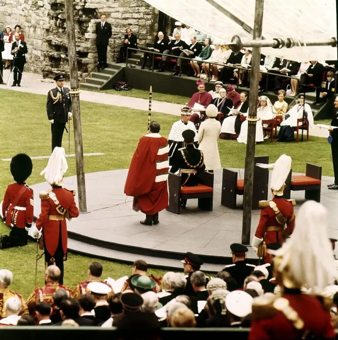 Framed Print : Investiture of Prince of Wales at Caernarfon Castle. Prince Charles pays homage to
