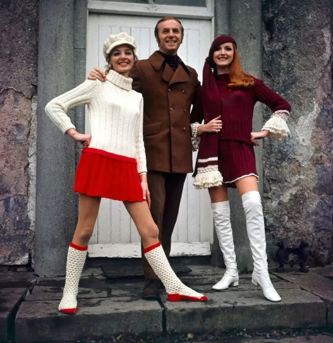 Framed Print : Irish Fashions- November 1969 Designer Cyril Cullen with models Mai Power (on right