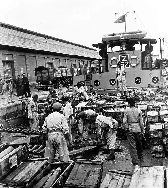 Israel British troops 1946  /  7 British troops unload ammunition from trucks to Z