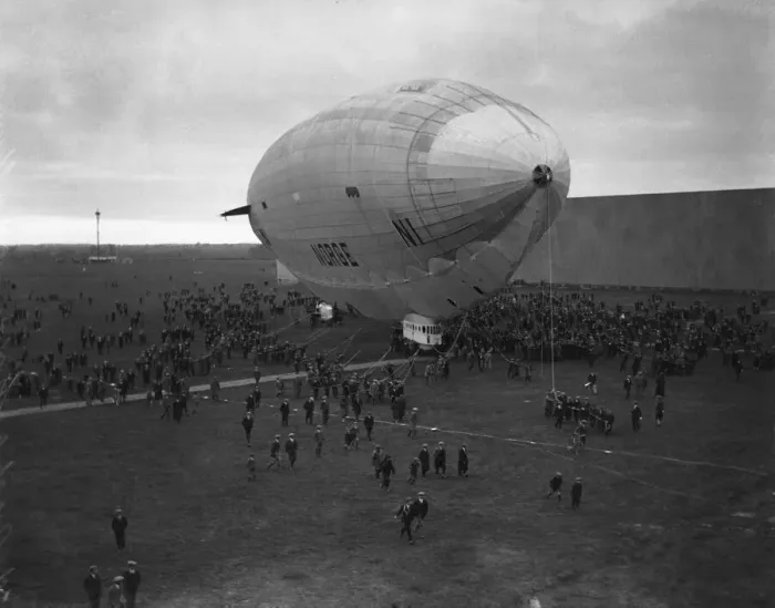 Framed Print : The Italian-built airship Norge, piloted by Colonel Umberto Nobile