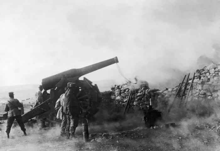 Framed Print : Italian Cannone da 149  /  35 artillery piece in action during the eighth battle for Isonzo