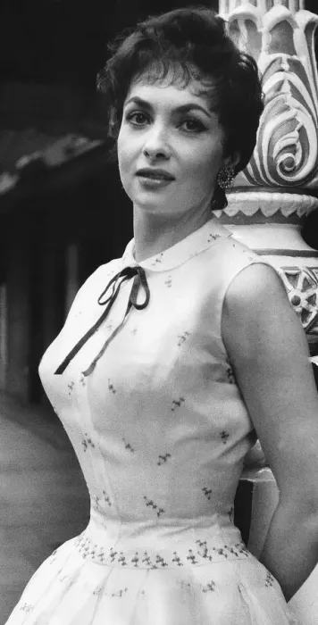 Framed Print : Italian film actress Gina Lollobrigida picture in London for the premier of the film Framed Print : Italian film actress Gina Lollobrigida picture in London for the premier of the film