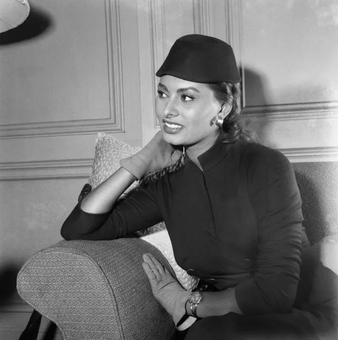 Framed Print : Italian film star Sophia Loren at the Savoy Hotel for next week Framed Print : Italian film star Sophia Loren at the Savoy Hotel for next week