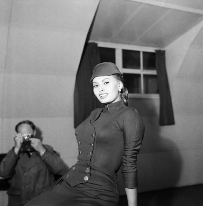 Framed Print : Italian film star Sophia Loren at the Savoy Hotel for next week Framed Print : Italian film star Sophia Loren at the Savoy Hotel for next week