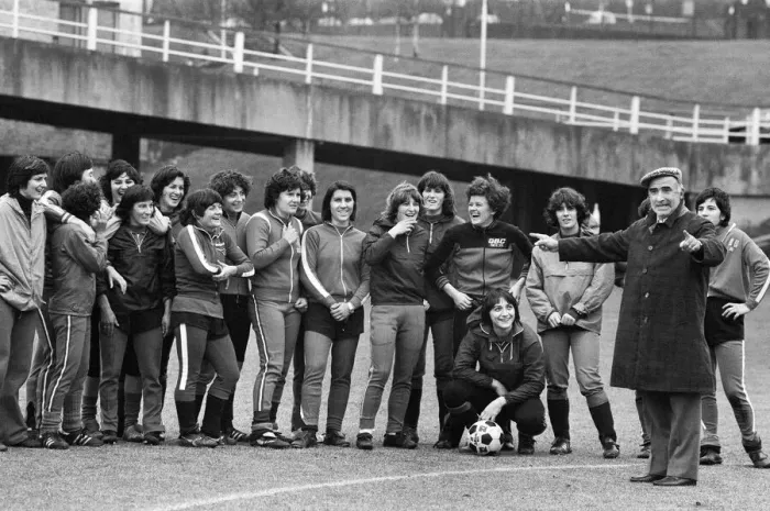 Framed Print : The Italian Ladies Football Team, ahead of their International match with England Framed Print : The Italian Ladies Football Team, ahead of their International match with England
