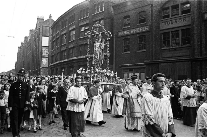 Framed Print : Italian Parade in Little Italy honouring Our Lady of Mount Carmel, Clerkenwell