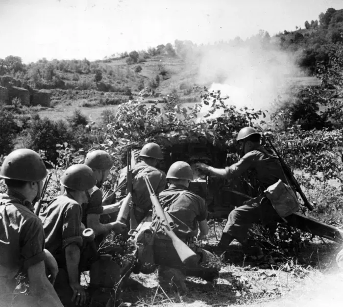 Framed Print : Italians fight with Allied troops in Italy. December 1943 Framed Print : Italians fight with Allied troops in Italy. December 1943