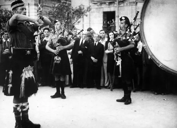 Framed Print : Italians love music, so the pipers of the British Army entertained them frequently in Framed Print : Italians love music, so the pipers of the British Army entertained them frequently in