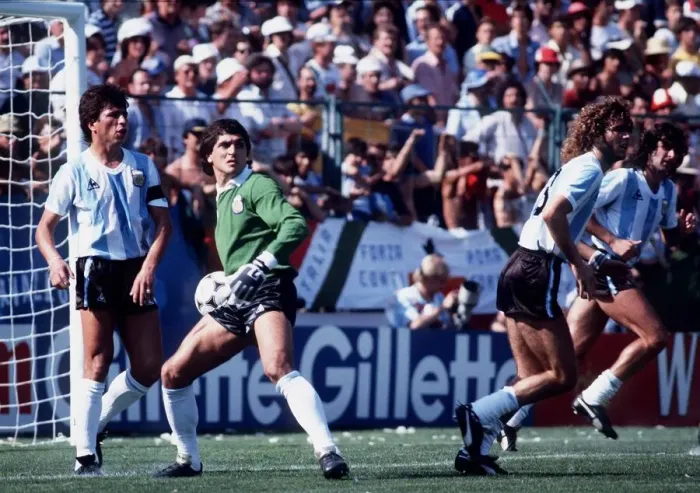 Framed Print : Italy v Argentina World Cup 1982 football Argentine goalkeeper Fillol about to throw ball