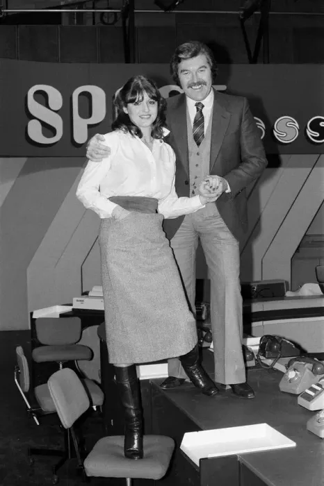 Framed Print : ITVs World of Sport presenter Dickie Davies with his new director Patricia Framed Print : ITVs World of Sport presenter Dickie Davies with his new director Patricia