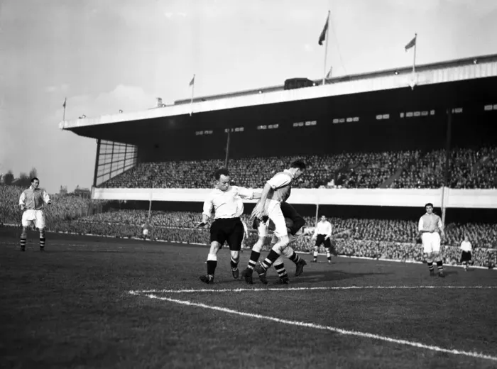 Framed Print : Ivor Broadis in action, Division 1 match Arsenal 5 -1 Sunderland. 11th November 1950 Framed Print : Ivor Broadis in action, Division 1 match Arsenal 5 -1 Sunderland. 11th November 1950