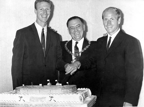 Jack Charlton (left) and his brother Bobby just after winning the World Cup in August