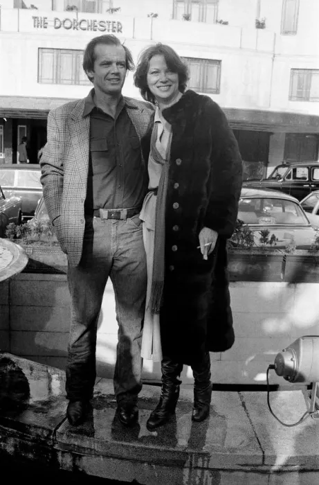 Framed Print : Jack Nicholson and Louise Fletcher pose for photographers outside The Dorchester Hotel to Framed Print : Jack Nicholson and Louise Fletcher pose for photographers outside The Dorchester Hotel to