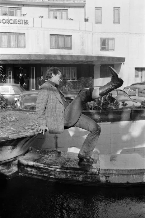 Framed Print : Jack Nicholson poses for photographers outside The Dorchester Hotel to promote his new Framed Print : Jack Nicholson poses for photographers outside The Dorchester Hotel to promote his new