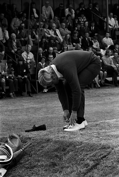 Jack Nicklaus golfer 1974 at golf clinic changing into golf shoes tying shoe lace