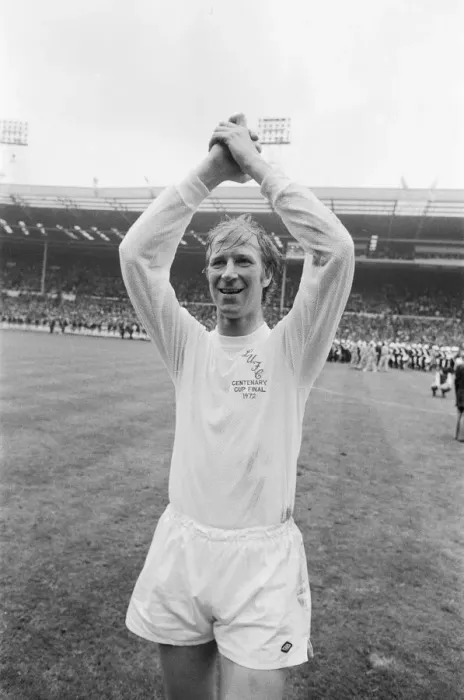 Framed Print : Jackie Charlton acknowledges the Leeds supporters after their one nil victory over Framed Print : Jackie Charlton acknowledges the Leeds supporters after their one nil victory over